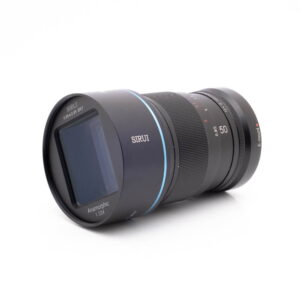 Sirui 50mm Anamorphic 1.33X-2 Canon EOS 5D Mark II (SC 20000, sis.ALV24%) - Käytetty kamera on kuvattu valkoisella pohjalla vinossa siten, että sen runko ja hallintalaitteet ovat näkyvissä.