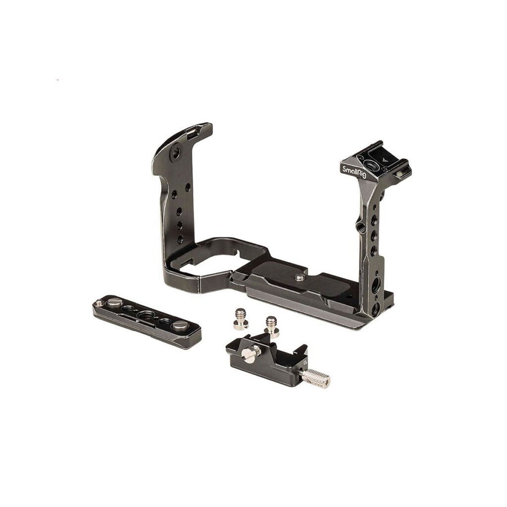 SmallRig 4138 Cage for Sony FX30/FX3, kuvassa valkoisella pohjalla, sisältää irrotettavia osia, kuten pohjalevyn ja kiinnikkeen, kameran vakauttamista ja lisävarusteiden helppoa kiinnittämistä varten.