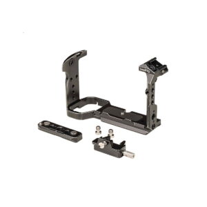 SmallRig 4138 Cage for Sony FX30/FX3, kuvassa valkoisella pohjalla, sisältää irrotettavia osia, kuten pohjalevyn ja kiinnikkeen, kameran vakauttamista ja lisävarusteiden helppoa kiinnittämistä varten.