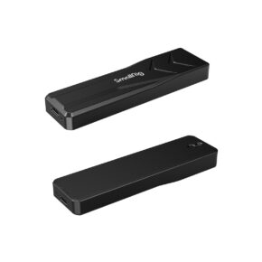 SmallRig_M_2_SSD_Enclosure_SD-01_3479_001 Kaksi mustaa suorakulmaista SmallRig 3479 M.2 SSD Enclosure SD-01 -laitetta, joissa on USB-C-portit, ylhäältä ja alhaalta kuvattuna. Yläosassa on geometrinen muotoilu, jossa on SmallRigin logo; alaosa on sileä ja siinä on pieni pyöreä yksityiskohta lähellä yhtä päätä.