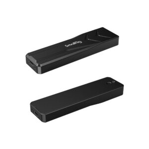 SmallRig_M_2_SSD_Enclosure_SD-01_3479_001 Kaksi mustaa suorakulmaista SmallRig 3479 M.2 SSD Enclosure SD-01 -laitetta, joissa on USB-C-portit, ylhäältä ja alhaalta kuvattuna. Yläosassa on geometrinen muotoilu, jossa on SmallRigin logo; alaosa on sileä ja siinä on pieni pyöreä yksityiskohta lähellä yhtä päätä.