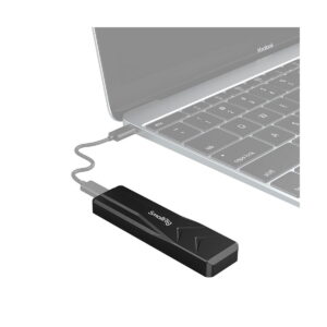 SmallRig_M_2_SSD_Enclosure_SD-01_3479_004 SmallRig 3479 M.2 SSD Enclosure SD-01, musta USB-laite, on liitetty kannettavaan tietokoneeseen lyhyellä USB-kaapelilla, ja kannettavan tietokoneen näppäimistön ja ohjauslevyn osat ovat osittain näkyvissä.