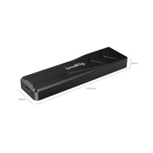 SmallRig_M_2_SSD_Enclosure_SD-01_3479_005 SmallRig 3479 M.2 SSD-kotelo SD-01 on musta suorakulmainen laite (109,5 × 30 × 12 mm) valkoisella pohjalla.