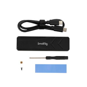 SmallRig_M_2_SSD_Enclosure_SD-01_3479_006 SmallRig 3479 M.2 SSD Enclosure SD-01 -pakkaus sisältää mustan kotelon, USB-C-kaapelin, pienen ruuvimeisselin, ruuvin, kiinnitysrenkaan ja sinisen lämpöalustan, jotka kaikki näkyvät valkoisella pohjalla.