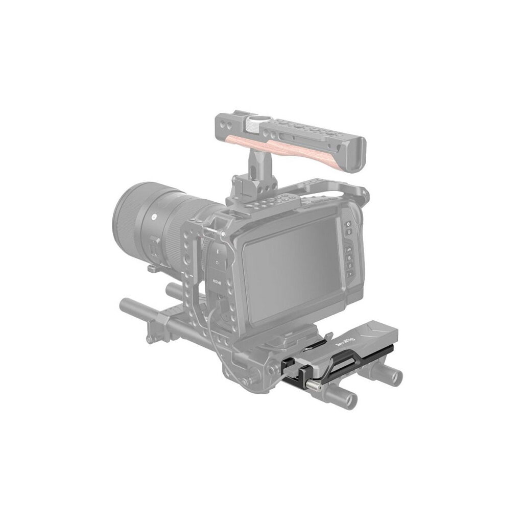 SmallRig_Quick_Release_Baseplate_for_M_2_SSD_Enclosure_3478_001 Harmaa kameralaitteisto, johon on asennettu näyttö ja objektiivi, korostaa SmallRig 3478 Quick Release Baseplate for M.2 SSD Enclosure -alustalevyä, joka näkyy kompaktina mustana ja hopeisena lisävarusteena, joka on kiinnitetty alakiskojärjestelmään.