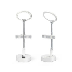 SmallRig_Selection_Portable__LED_Lamp_L10_3242_002 Kaksi SmallRig 3242 Selection Portable LED Lamp L10 -yksikköä, joissa on pyöreät rengasvalot, suorakulmaiset ohjauspaneelit, pyöreät jalustat ja ulosvedettävät varret, on esillä valkoista taustaa vasten.