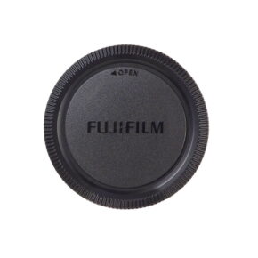 fujifilm_xf_lens_cover Fujifilm XF Objektiivin Takatulppa on musta kameran rungon suojus, jonka keskelle on kohokuvioitu Fujifilmin nimi ja yläreunassa on pieni OPEN-nuolimerkki.