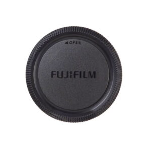 fujifilm_xf_lens_cover Fujifilm XF Objektiivin Takatulppa on musta kameran rungon suojus, jonka keskelle on kohokuvioitu Fujifilmin nimi ja yläreunassa on pieni OPEN-nuolimerkki.