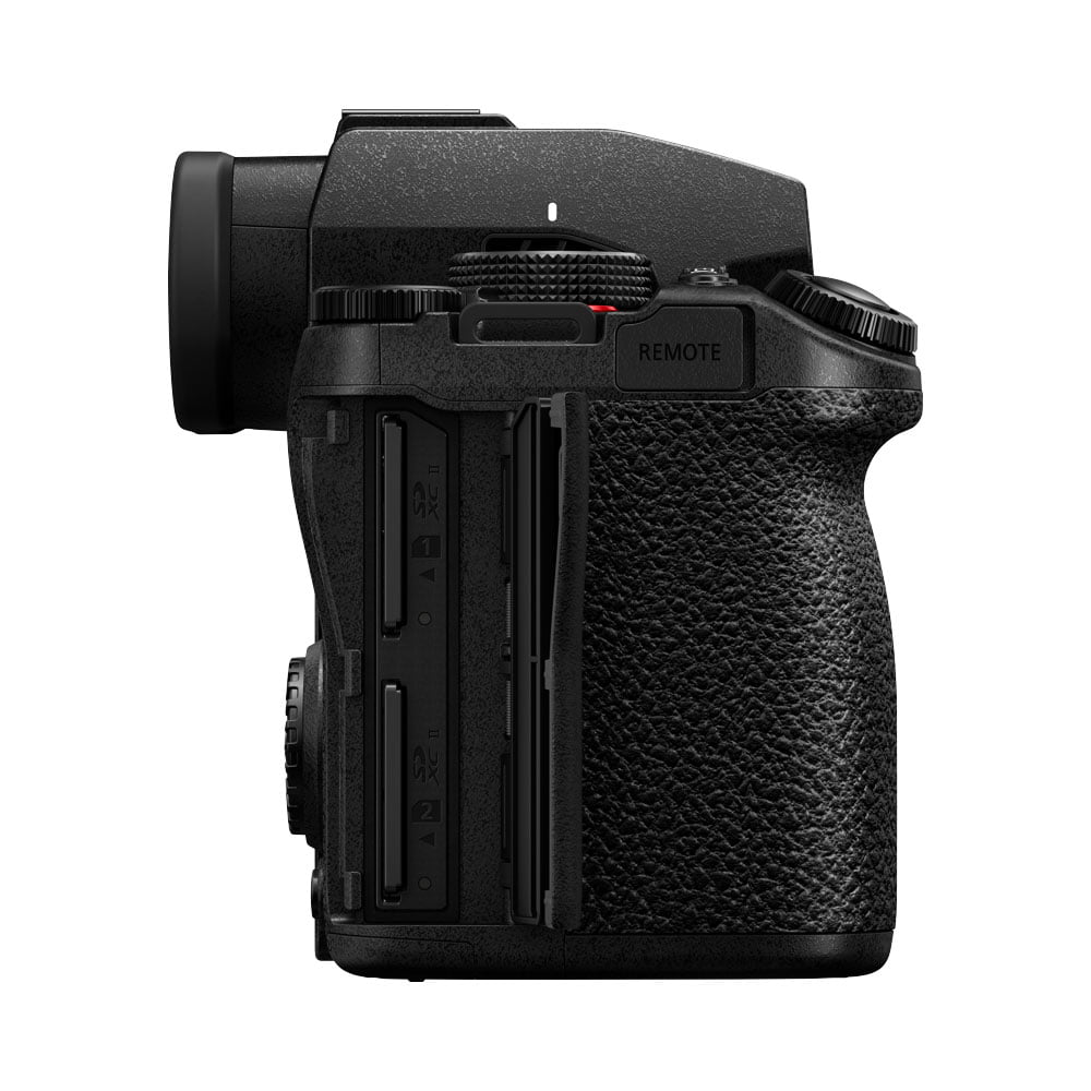 lumix_s5ii_03 Sivukuva Panasonic Lumix S5 II -järjestelmäkameran rungosta, jossa on kuvioitu ote, kaksi muistikorttipaikkaa ja kauko-ohjainportti.