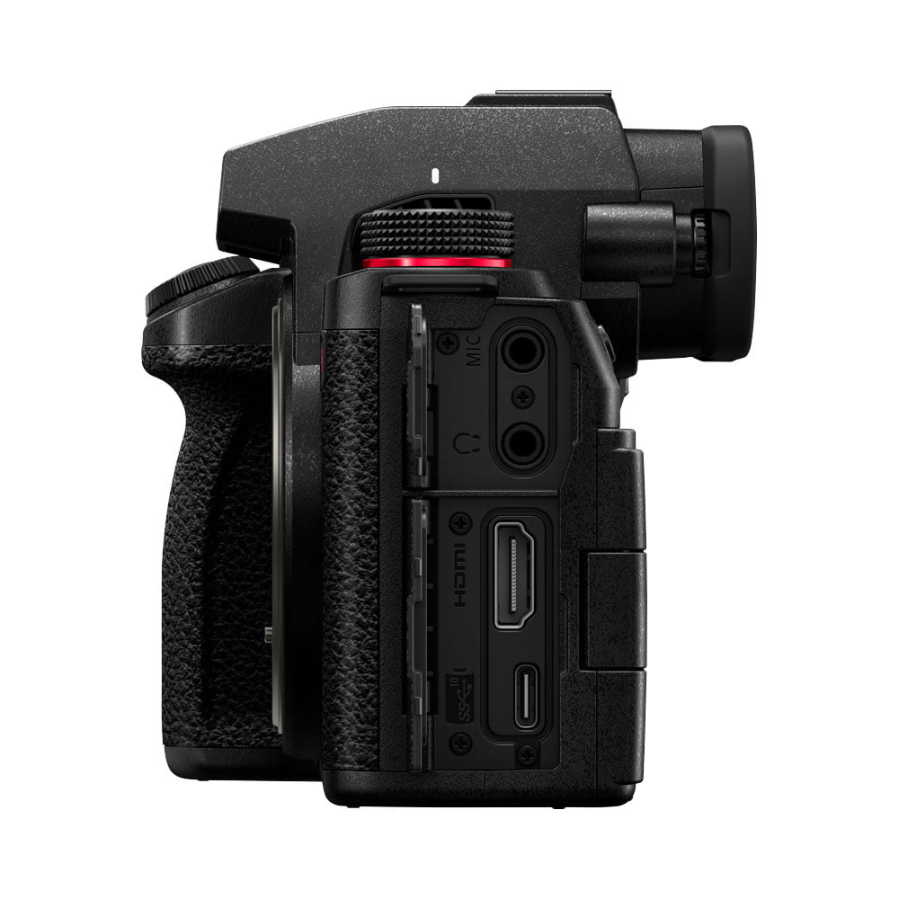 lumix_s5ii_04 Panasonic Lumix S5 II -järjestelmäkameran sivukuva, jossa korostuvat sen kuvioitu kahva, painikkeet, valitsimet ja avoimet porttikannet, joissa näkyvät mikrofoni-, HDMI- ja USB-liitännät.