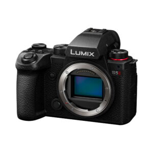 lumix_s5ii_05 Musta Panasonic Lumix S5 II -järjestelmäkameran runko näytetään ilman objektiivia, jolloin sen kenno ja yläosan säätimet paljastuvat.
