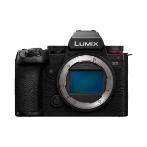 lumix_s5ii_06 Musta Panasonic Lumix S5 II -järjestelmäkameran runko näkyy edestäpäin, korostaen sen kennoa ja säätimiä, ilman objektiivia kiinnitettynä.