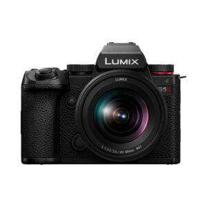 Panasonic Lumix S5 II:n etukuva 20-60mm f/3.5-5.6 objektiivilla, mustana valkoista taustaa vasten.