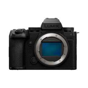 lumix_s5iix_01 Etukuva mustasta Panasonic Lumix S5 IIX -järjestelmäkameran rungosta, jossa näkyy objektiivin kiinnitys ja kenno ilman kiinnitettyä objektiivia.