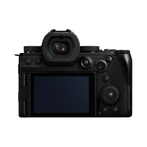lumix_s5iix_04 Panasonic Lumix S5 IIX -järjestelmäkameran takakuva, jossa näkyy sen suuri LCD-näyttö, elektroninen etsin, ohjauspainikkeet ja kuvioitu kahva.