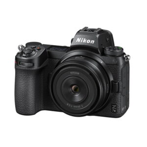 nikkor_z_26mm_02 Musta Nikon Z7 II -peilitön kamera, johon on kiinnitetty Nikon Nikkor Z 26mm f/2.8 -objektiivi, edestä kuvattuna valkoista taustaa vasten.