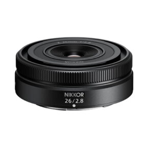 nikkor_z_26mm_04 Nikon Nikkor Z 26mm f/2.8 -objektiivi, jossa on kompakti pancake-tyylinen muotoilu, kuvioitu tarkennusrengas ja yksityiskohtaiset merkinnät etu- ja sivupuolella valkoista taustaa vasten.