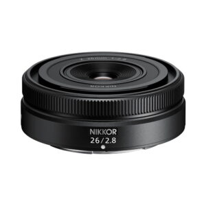 nikkor_z_26mm_04 Nikon Nikkor Z 26mm f/2.8 -objektiivi, jossa on kompakti pancake-tyylinen muotoilu, kuvioitu tarkennusrengas ja yksityiskohtaiset merkinnät etu- ja sivupuolella valkoista taustaa vasten.