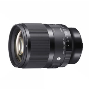 sigma_50mm_dg_dn_02 Sigma 50mm f/1.4 DG DN Art -objektiivi Sony E:lle on esillä valkoista taustaa vasten, korostaen sen tarkennusrenkaita, aukkorenkaita, objektiivin merkintöjä ja tyylikästä mustaa viimeistelyä. Saat 150€ käteispalautusta.