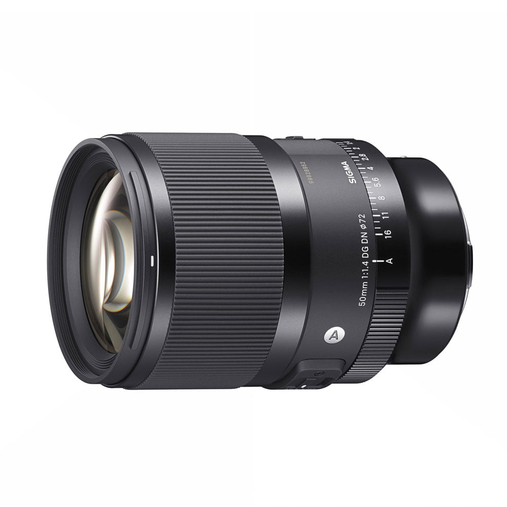 sigma_50mm_dg_dn_02 Sigma 50mm f/1.4 DG DN Art -objektiivi Sony E:lle on esillä valkoista taustaa vasten, korostaen sen tarkennusrenkaita, aukkorenkaita, objektiivin merkintöjä ja tyylikästä mustaa viimeistelyä. Saat 150€ käteispalautusta.