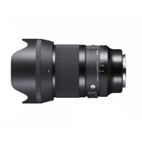 sigma_50mm_dg_dn_03 Sivukuva mustasta Sigma 50mm f/1.4 DG DN Art -objektiivista Sony E:lle, jossa on vastavalosuoja ja jossa näkyy tarkennusrengas ja aukkorenkaat, tuotemerkin logo ja objektiivin kiinnitys valkoisella taustalla.
