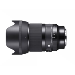 sigma_50mm_dg_dn_03 Sivukuva mustasta Sigma 50mm f/1.4 DG DN Art -objektiivista Sony E:lle, jossa on vastavalosuoja ja jossa näkyy tarkennusrengas ja aukkorenkaat, tuotemerkin logo ja objektiivin kiinnitys valkoisella taustalla.