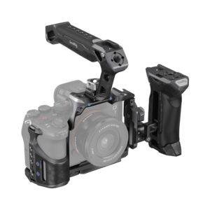 smallrig_3710_01 SmallRig 3710 Rhinoceros Advanced Cage Kit for Sony A7 RV/A7VI/A7SIII -mallissa on Sony Alpha -kamera, jossa on yläkahva ja irrotettava oikeanpuoleinen kahva. Läpinäkyvä kamera ja objektiivi korostavat häkin lisävarusteita.