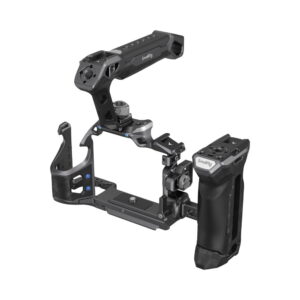 smallrig_3710_02 SmallRig 3710 Rhinoceros Advanced Cage Kit for Sony A7 RV/A7 VI/A7 SIII on musta kamerahäkki, jossa on yläkahva, sivukahva ja useita kiinnityspisteitä, jotka on suunniteltu pitämään kamera turvallisesti paikallaan ja suojaamaan sitä kuvaamisen aikana.