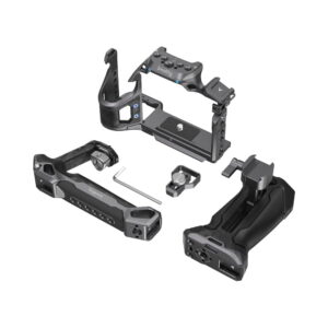smallrig_3710_03 SmallRig 3710 Rhinoceros Advanced Cage Kit for Sony A7 RV/A7 VI/A7 SIII kuvassa musta metallinen häkkirunko, kahva, kahva, kahva, kuusiokoloavain ja kiinnitystarvikkeet valkoisella pohjalla.