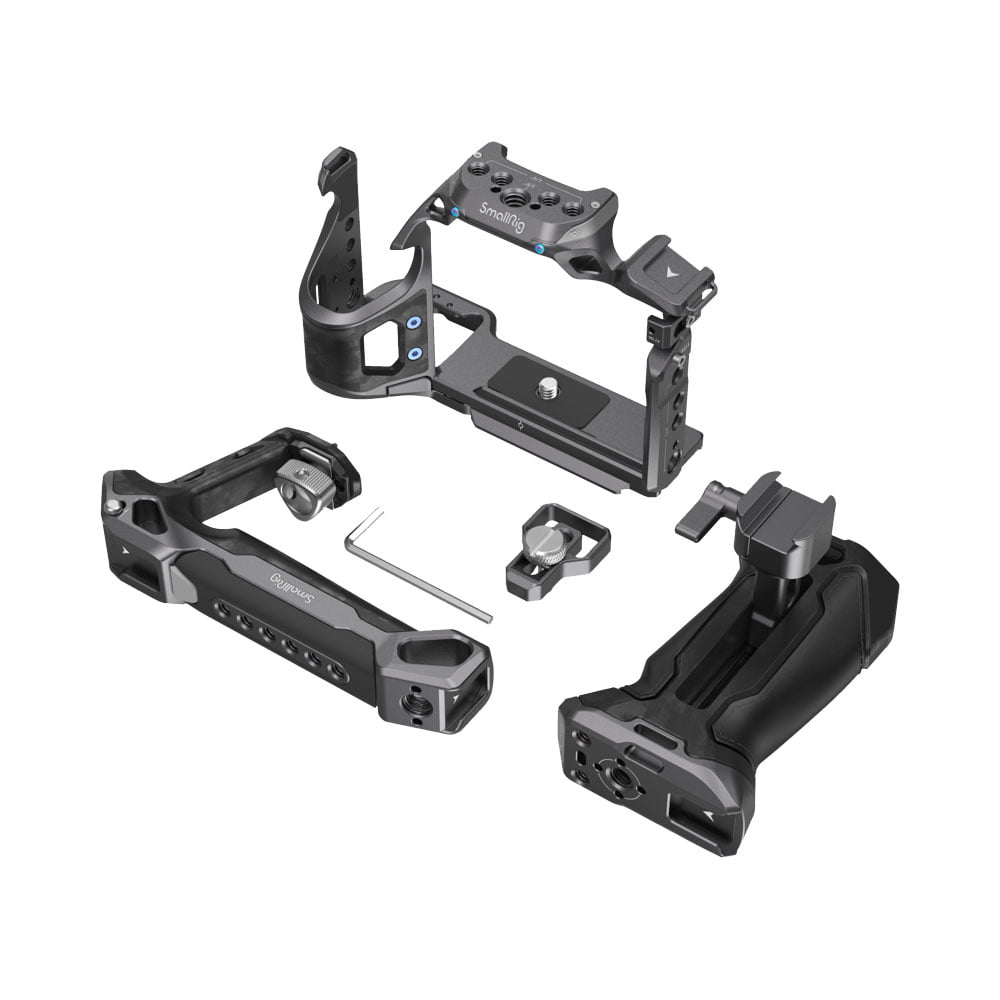 smallrig_3710_03 SmallRig 3710 Rhinoceros Advanced Cage Kit for Sony A7 RV/A7 VI/A7 SIII kuvassa musta metallinen häkkirunko, kahva, kahva, kahva, kuusiokoloavain ja kiinnitystarvikkeet valkoisella pohjalla.