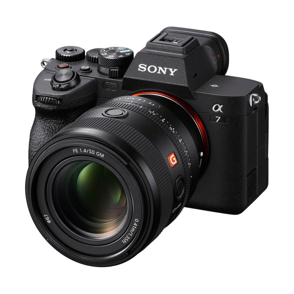 sony_50mm_gm14_01 Sony FE 50mm f/1.4 GM -objektiivi on kiinnitetty mustaan Sony Alpha 7 -peilittömään kameraan, joka on kuvattu hieman oikeassa kulmassa valkoisella taustalla. Sisältää 100€ Cashback-tarjouksen.