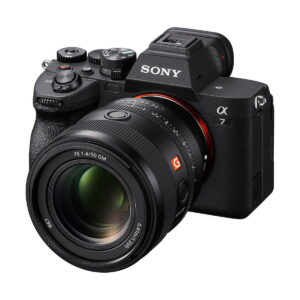 sony_50mm_gm14_01 Sony FE 50mm f/1.4 GM -objektiivi on kiinnitetty mustaan Sony Alpha 7 -peilittömään kameraan, joka on kuvattu hieman oikeassa kulmassa valkoisella taustalla. Sisältää 100€ Cashback-tarjouksen.