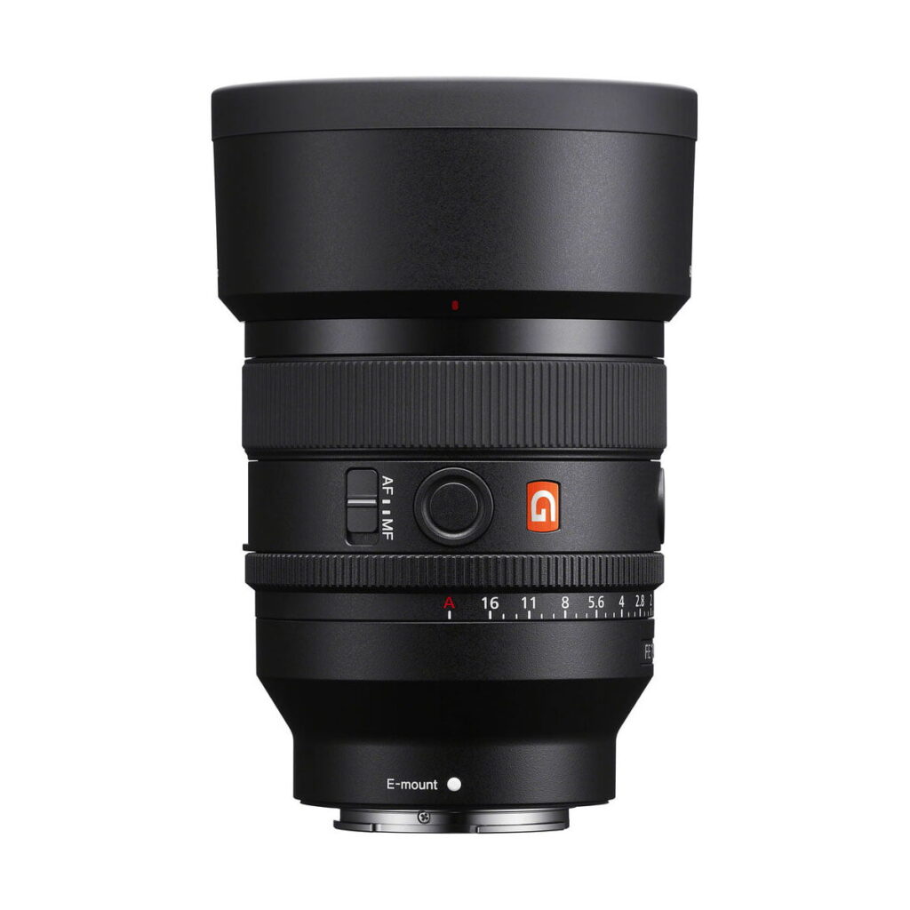 sony_50mm_gm14_02 Sony FE 50mm f/1.4 GM -objektiivi, jossa on leveä etuelementti, tarkennus- ja aukkorenkaat, oranssi G-logo ja E-mount-kiinnitys pohjassa, seisoo pystyssä valkoisella pohjalla. Mukana 100€ Cashback-tarjous.