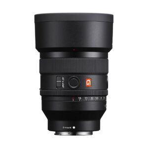 sony_50mm_gm14_02 Sony FE 50mm f/1.4 GM -objektiivi, jossa on leveä etuelementti, tarkennus- ja aukkorenkaat, oranssi G-logo ja E-mount-kiinnitys pohjassa, seisoo pystyssä valkoisella pohjalla. Mukana 100€ Cashback-tarjous.