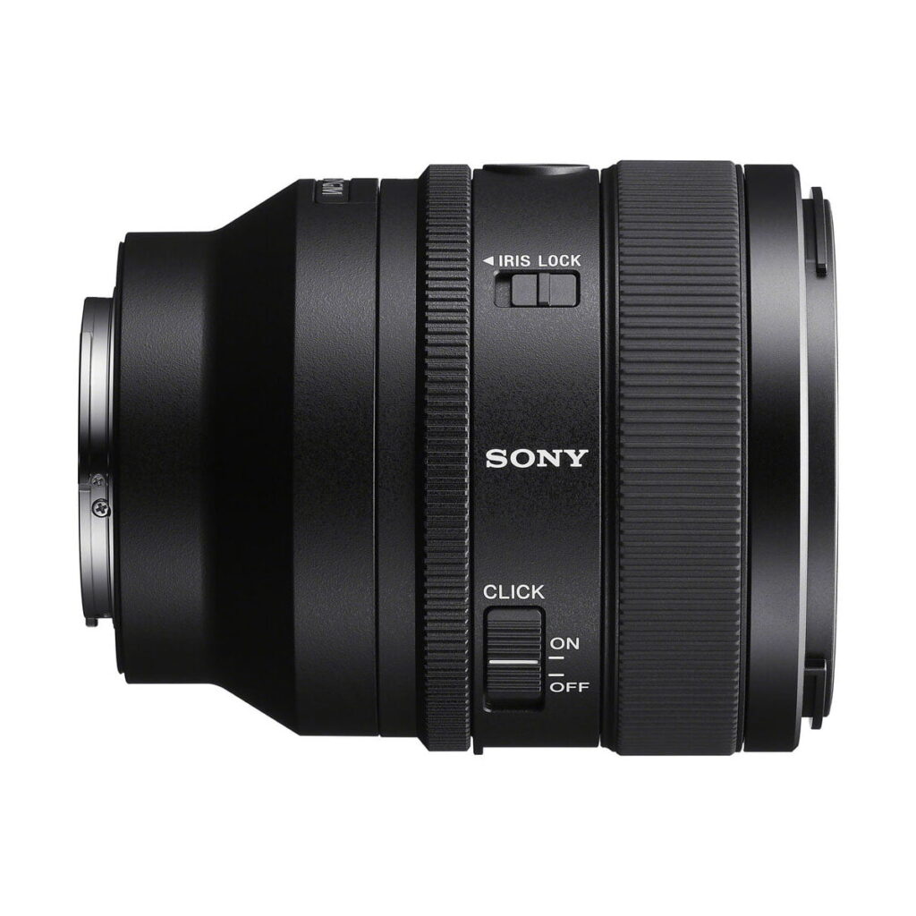sony_50mm_gm14_03 Sony FE 50mm f/1.4 GM -objektiivi (100€ käteispalautus) näkyy mustana sivukuvassa, jossa on iirislukitus ja napsautettava aukkorengas, näkyvä Sony-brändi ja kuvioidut kahvaosat.