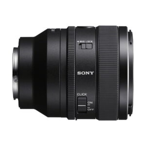 sony_50mm_gm14_03 Sony FE 50mm f/1.4 GM -objektiivi (100€ käteispalautus) näkyy mustana sivukuvassa, jossa on iirislukitus ja napsautettava aukkorengas, näkyvä Sony-brändi ja kuvioidut kahvaosat.