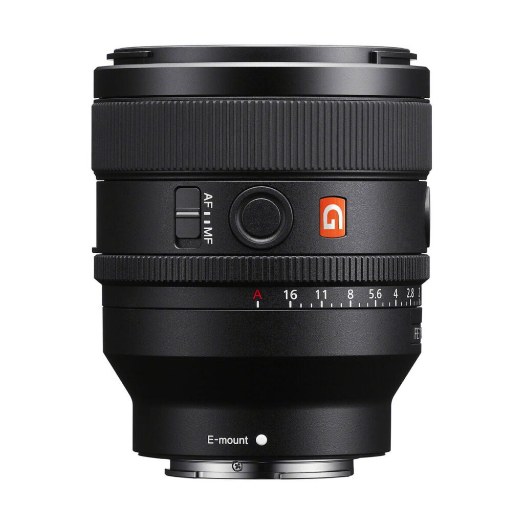 sony_50mm_gm14_04 Sony FE 50mm f/1.4 GM -objektiivi (100€ käteispalautus), musta E-mount-objektiivi, jossa on manuaali-/automaattitarkennuksen kytkin, tarkennus- ja aukkorenkaat merkinnöillä sekä oranssi G-logo valkoisella pohjalla.