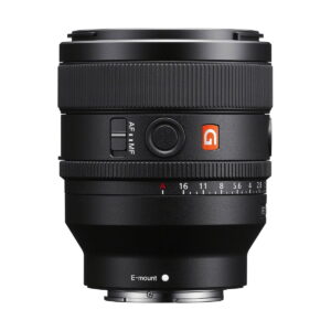 sony_50mm_gm14_04 Sony FE 50mm f/1.4 GM -objektiivi (100€ käteispalautus), musta E-mount-objektiivi, jossa on manuaali-/automaattitarkennuksen kytkin, tarkennus- ja aukkorenkaat merkinnöillä sekä oranssi G-logo valkoisella pohjalla.