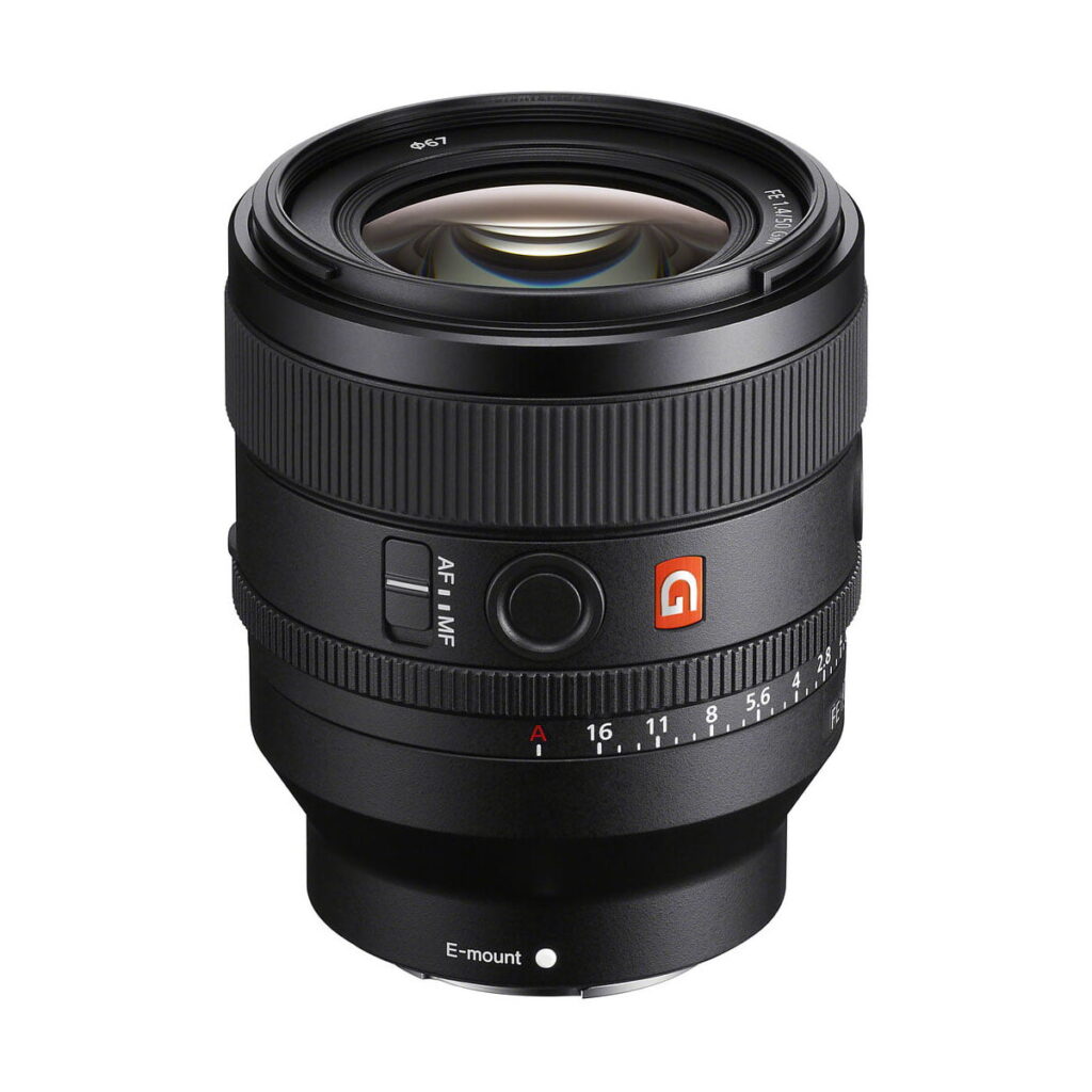 sony_50mm_gm14_05 Sony FE 50mm f/1.4 GM -objektiivi näkyy pystyssä valkoista taustaa vasten, ja siinä on musta runko, jossa on tarkennus- ja aukkorenkaat, AF/MF-kytkin, punainen G-logo, E-mount-merkintä ja ylimääräinen vaihtohyvitys 200€.