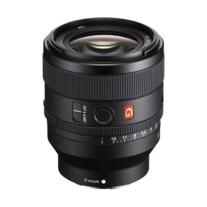 Sony FE 50mm f/1.4 GM -objektiivi näkyy pystyssä valkoista taustaa vasten, ja siinä on musta runko, jossa on tarkennus- ja aukkorenkaat, AF/MF-kytkin, punainen G-logo, E-mount-merkintä ja ylimääräinen vaihtohyvitys 200€.