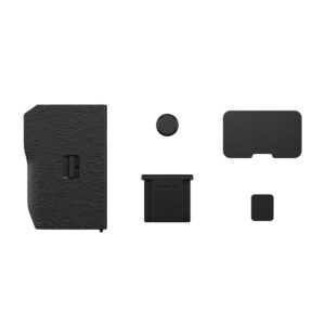 x-h_cover_kit Viisi mustaa Fujifilm Cover Kit for X-H2s - CRV-XH -lisävarustetta on järjestetty valkoiselle taustalle: kuvioitu kahva, pieni pyöreä kellotaulu, suorakulmainen kappale, suurempi litteä suorakulmio ja pieni neliö.