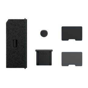 x-t4_cover_kit Fujifilm Cover Kit for X-T4 (CVR-XT4) sisältää viisi kameran lisävarustetta: kuvioitu suorakulmainen kotelo, pyöreä valintakellon suojus, pieni suorakulmainen kiinnike ja kaksi litteää suorakulmaista suojusta, jotka on järjestetty siististi valkoiselle taustalle.