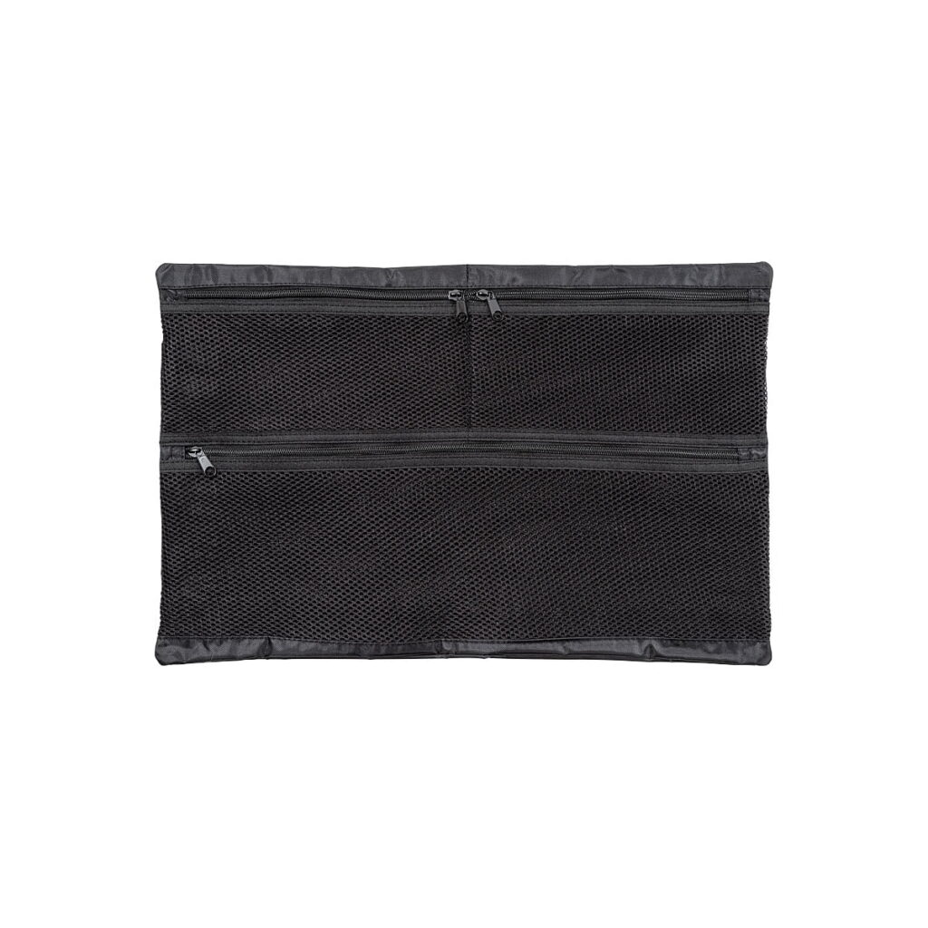 B_W_Outdoor_Cases_Meshbag_MB_for_type_6700_001 B&W Meshbag /MB tyyppiä 6700 varten on musta suorakaiteen muotoinen verkkopussi, jossa on kaksi vetoketjullista lokeroa, ja se on kuvattu tasaisesti valkoisella pohjalla.