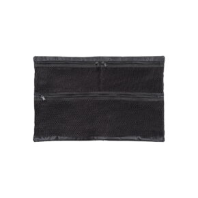 B_W_Outdoor_Cases_Meshbag_MB_for_type_6700_001 B&W Meshbag /MB tyyppiä 6700 varten on musta suorakaiteen muotoinen verkkopussi, jossa on kaksi vetoketjullista lokeroa, ja se on kuvattu tasaisesti valkoisella pohjalla.