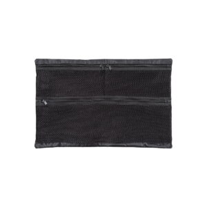 B_W_Outdoor_Cases_Meshbag_MB_for_type_6700_001 B&W Meshbag /MB tyyppiä 6700 varten on musta suorakaiteen muotoinen verkkopussi, jossa on kaksi vetoketjullista lokeroa, ja se on kuvattu tasaisesti valkoisella pohjalla.