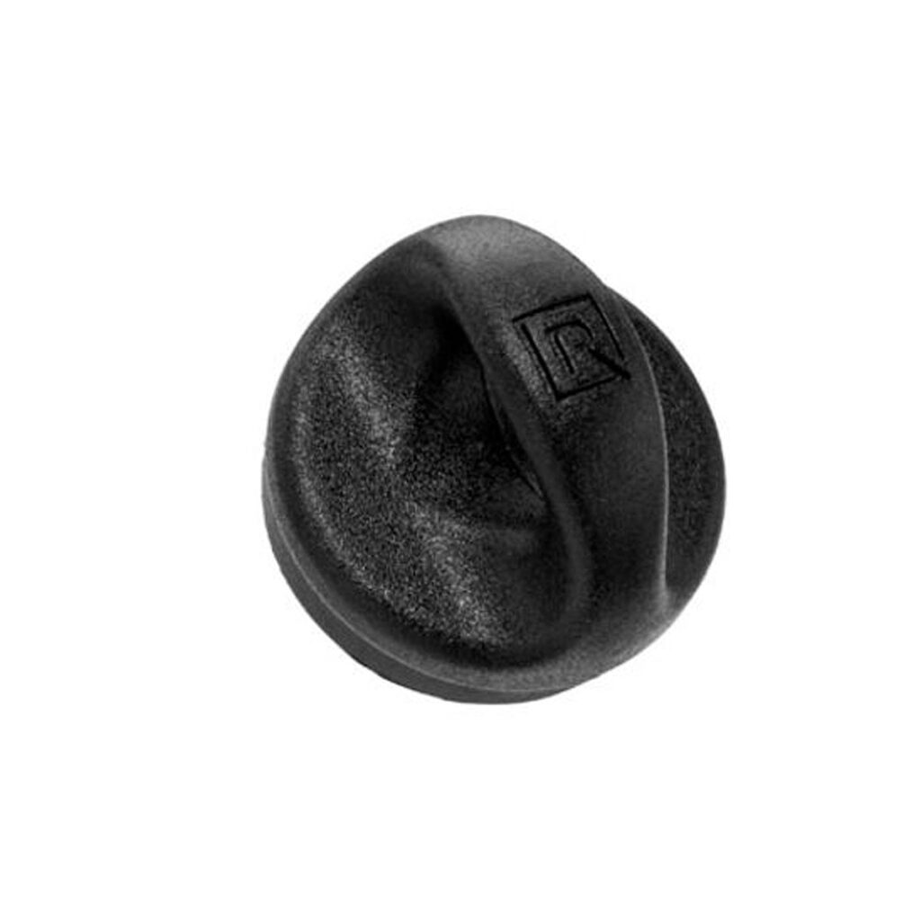Black_Rapid_FastenR_5 BlackRapid FastenR FR-5, musta kuvioitu pyöreä muovinuppi, jossa on kohokahva ja kohokuvioitu R-logo yläosassa, kuvassa valkoista taustaa vasten.