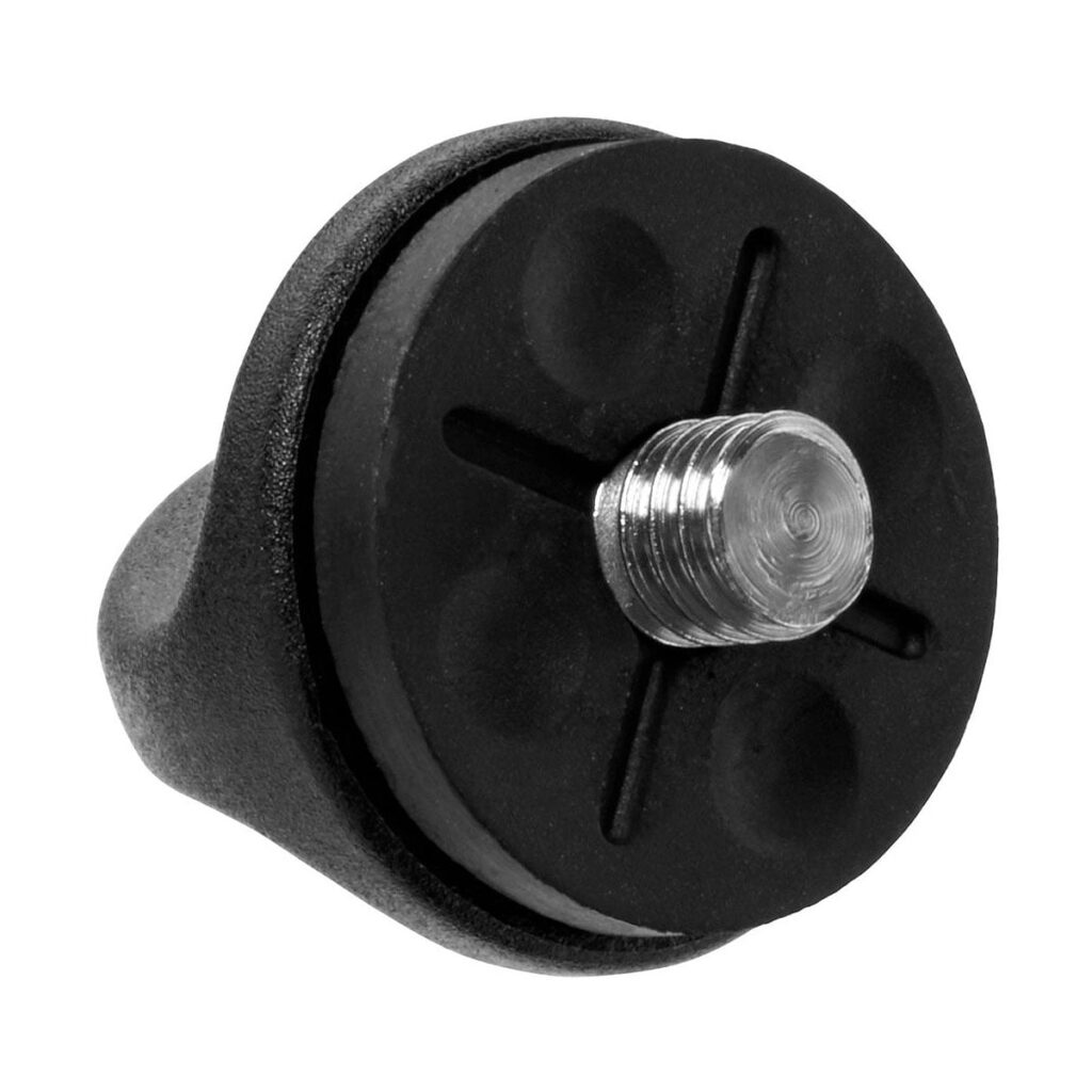Black_Rapid_FastenR_5_001 BlackRapid FastenR FR-5:n lähikuvassa näkyy sen musta, pyöreä kumijalka, jonka keskellä on metallinen kierteitetty ruuvi. Kumipinnassa on ristinmuotoinen ura ja pyöreitä syvennyksiä turvallista kiinnitystä varten.