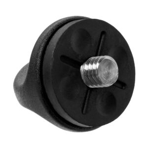 Black_Rapid_FastenR_5_001 BlackRapid FastenR FR-5:n lähikuvassa näkyy sen musta, pyöreä kumijalka, jonka keskellä on metallinen kierteitetty ruuvi. Kumipinnassa on ristinmuotoinen ura ja pyöreitä syvennyksiä turvallista kiinnitystä varten.