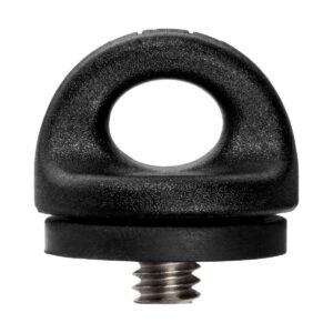 Black_Rapid_FastenR_5_002 Lähikuva BlackRapid FastenR FR-5:stä, mustasta muovisesta kameran jalustakiinnityssovittimesta, jossa on pyöreä yläaukko ja metallinen ruuvikierre alareunassa, valkoisella pohjalla.