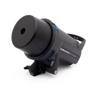 Elinchrom D-Lite 2 it-3 Musta Elinchrom D-Lite 2 it - Käytetty -studiostroboskooppivalaisin on suunnattu vasemmalle valkoisella pohjalla, ja sen etulinssi ja kiinnitysteline näkyvät.